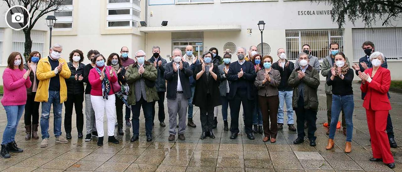 Foto de familia de exdirectores, miembros de la actual directiva, profesores, personal de administración y servicios,  alumnos y exalumnos, ante la Escuela de Empresariales, en el campus histórico de Torrecedeira.