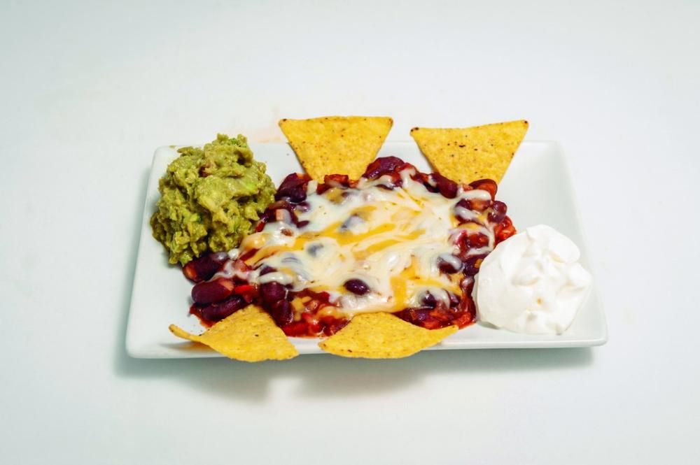 El Álamo | Nachos Sonora: nachos acompañados de frijoles con hortalizas y cinco quesos, guacamole casero y crema agria.