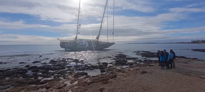 Expectación en Son Servera por el Acoa, el gran velero encallado en las rocas del Port Vell