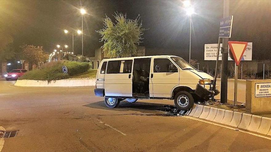 Una furgoneta choca contra una mediana