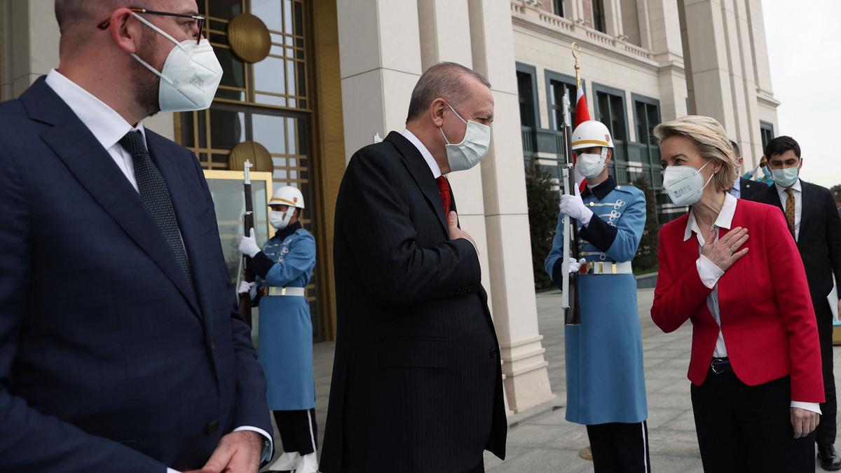 Von der Leyen y Michel con Erdogan en Turquía