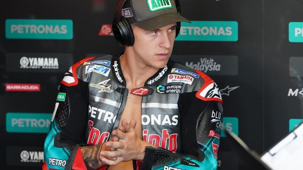 El francés Fabio Quartararo se prepara, en el boxe de Petronas Yamaha, para uno de los entrenamientos de Misano.