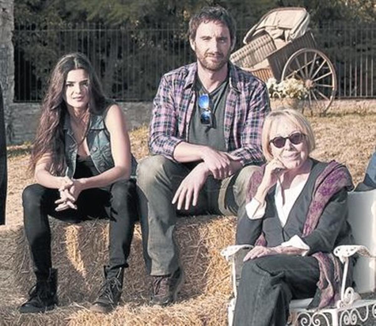 Els intèrprets Clara Lago, Dani Rovira i Rosa Maria Sardà, en el ’set’ de rodatge de la pel·lícula. Els intèrprets Clara Lago, Dani Rovira i Rosa Maria Sardà, en el ’set’ de rodatge de la pel·lícula.