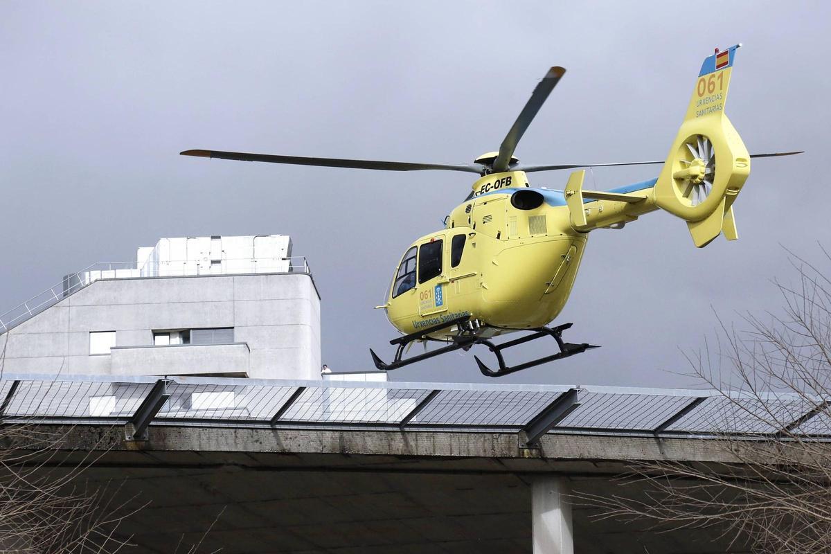 Helicóptero del 061 realizando un vuelo en las inmediaciones del Hospital Clínico de Santiago.