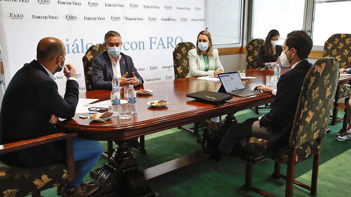 En la mesa redonda, moderada por el periodista de FARO Julio Pérez, participaron el secretario general de Asime, Enrique Mallón; la directora Xeral de Planificación Enerxética e Recursos Naturais de la Xunta, Paula Uría; y el CEO de Greenalia, Manuel García 