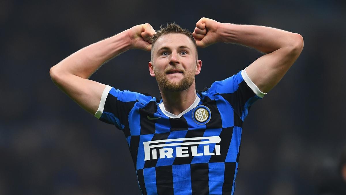 Skriniar durante un partido en San Siro