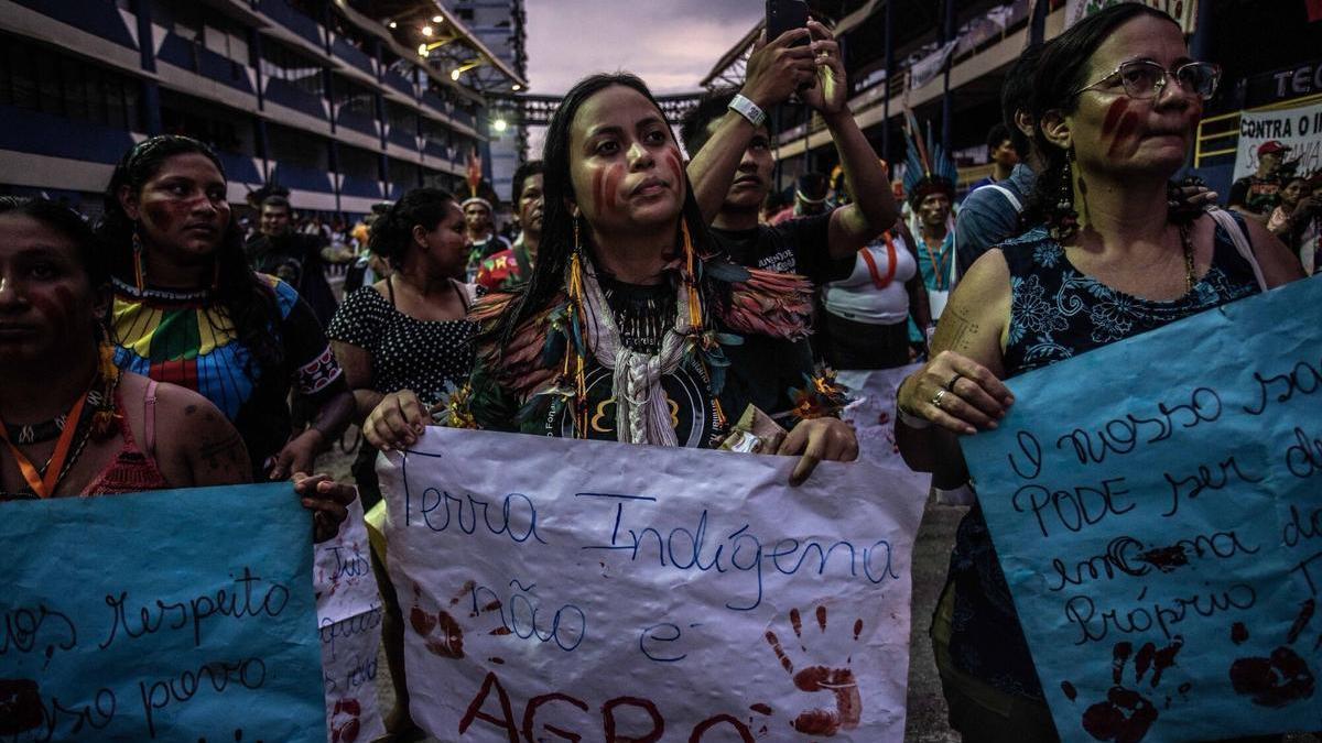 Miembros del pueblo indígena Tembé participan en una manifestación con motivo de la cumbre amazónica, el lunes en Belem.