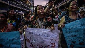 Miembros del pueblo indígena Tembé participan en una manifestación con motivo de la cumbre amazónica, el lunes en Belem.