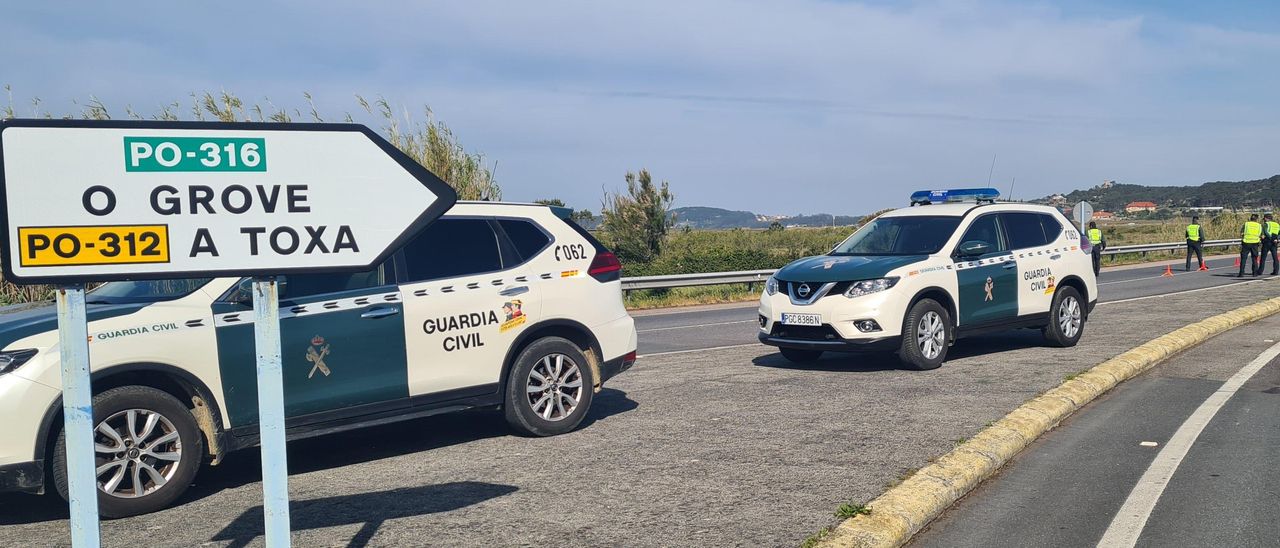 Un control de la Guardia Civil en A Lanzada, ayer.