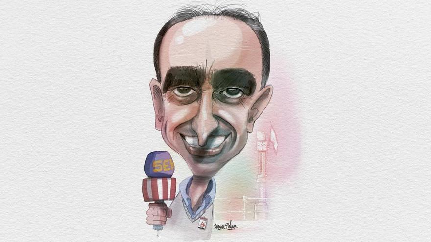 La figura de la semana: Antón Meana Hidalgo, periodista deportivo y pregonero de la Semana Grande de Gijón, un playu de micro rojiblanco