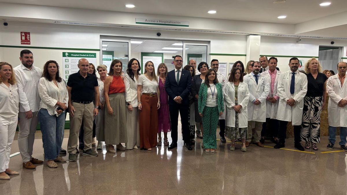 La presidenta de la Junta, esta mañana, junto a representantes del Área de Salud de Coria, alcaldesa y concejales.