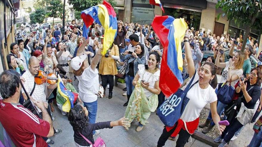 Emigrantes venezolanos acuden a votar al Consulado de Venezuela, en Vigo. // Marta G. Brea