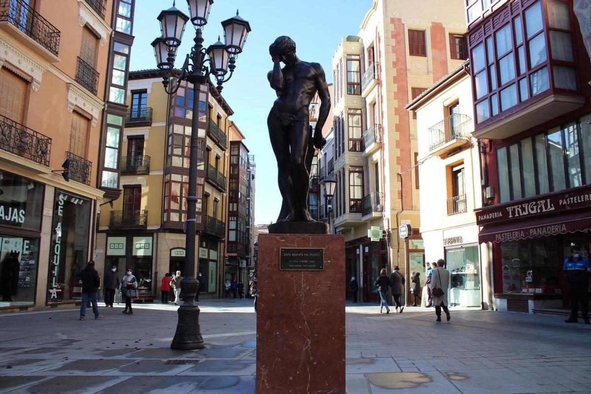 ESCULTURA DE "ADAN DESPUES DEL PECADO DE EDUARDO BARRON" EN LA PLAZA DE SAGASTA
