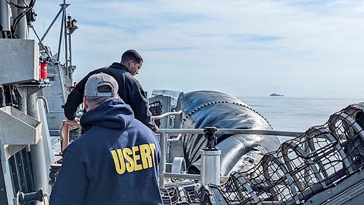 Agentes del FBI procesan los restos del globo chino derribado por un caza de EEUU.