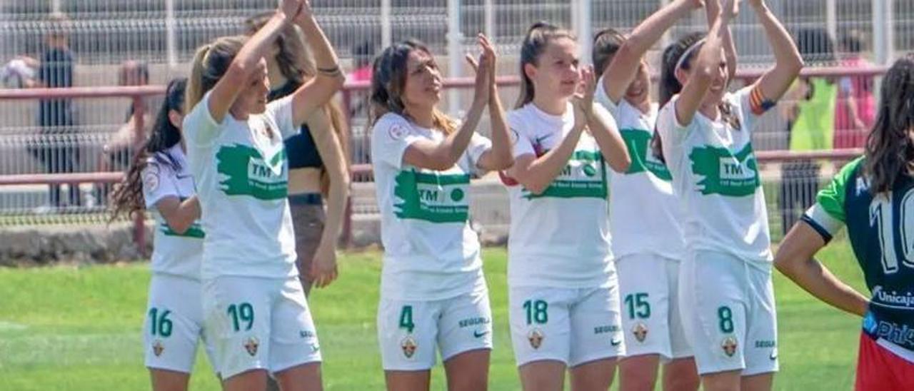 Las jugadoras del Elche Femenino aplauden a la afición tras un partido