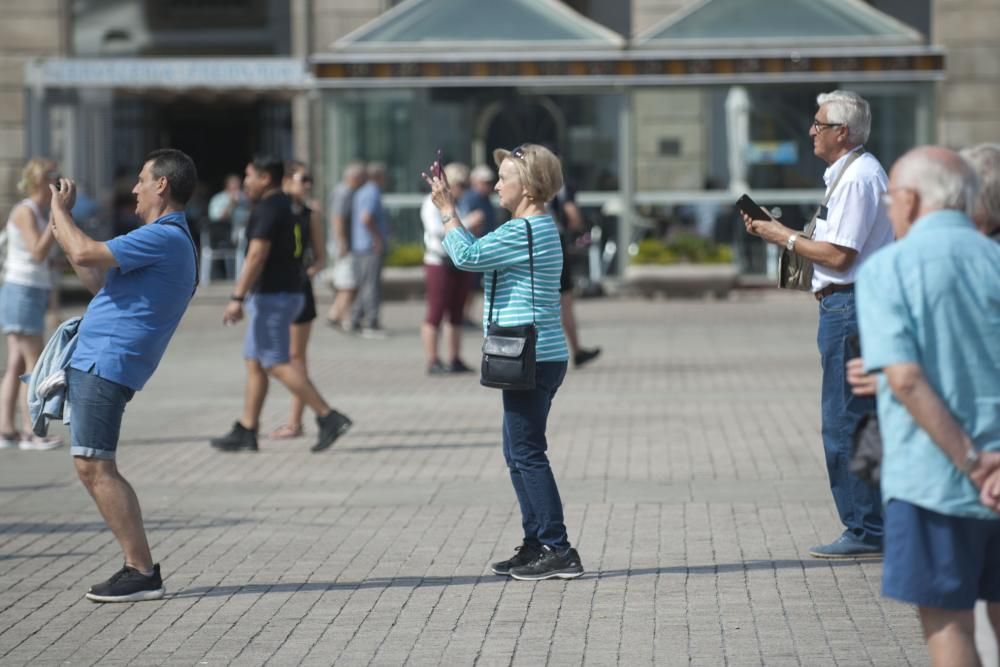 La ciudad registra un nuevo récord de visitantes, entre turistas y tripulación, con el atraque de 'Independence of the Seas', 'Koningsdam' y 'Mein Schiff' en el puerto de A Coruña.