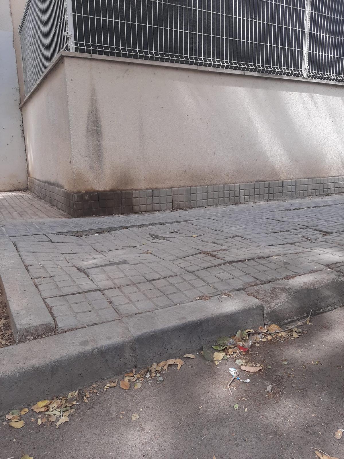 La acera de la calle Francisco Asenjo estaba en mal estado en aquel momento.