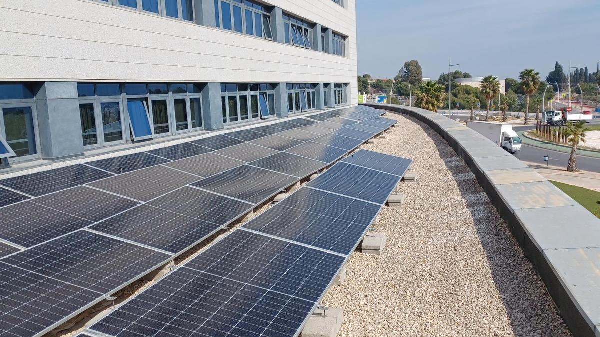 Parte de las placas solares instaladas en el juzgado de Benidorm.