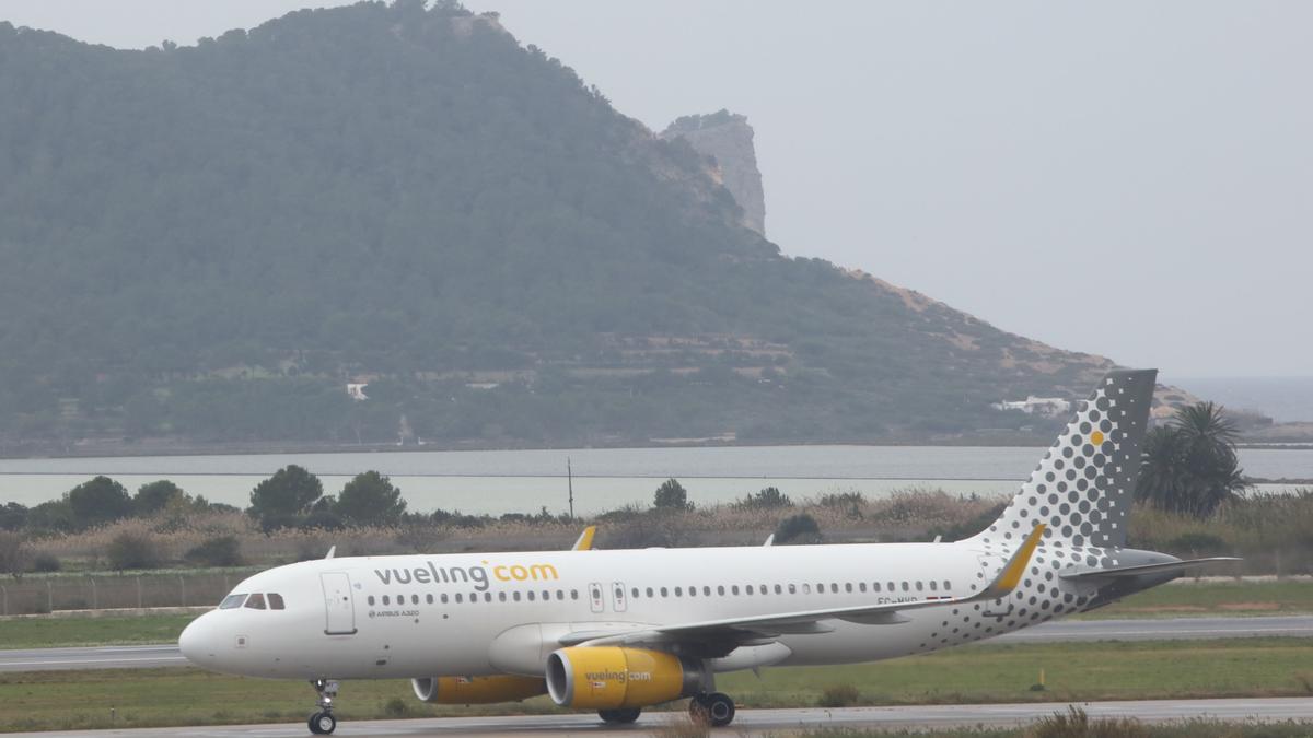 Un avión de Vueling en el aeropuerto de  Ibiza, en una imagen de archivo.