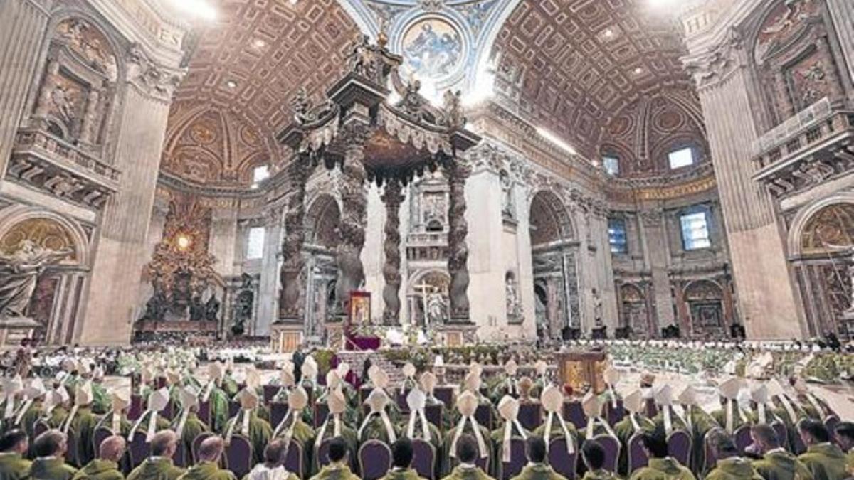 Los obispos atienden al sermón del Papa durante la jornada de apertura del Sínodo de la Familia, ayer en Roma.