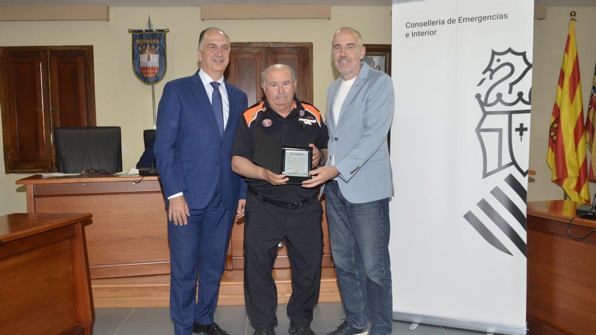El homenajeado, rodeado por el conseller de Emergencias y el alcalde de Moncofa.