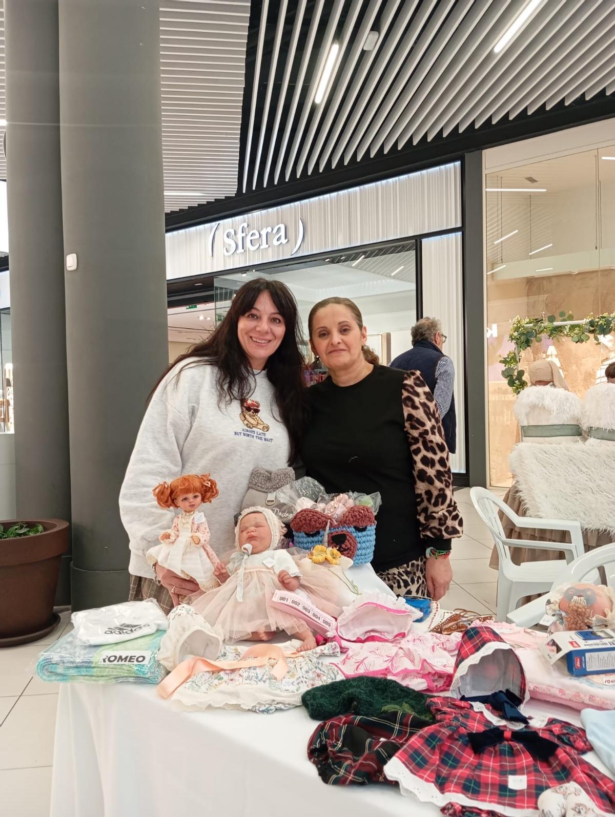 Carmen Bernier artesana que hace los bebés reborn y Araceli Esquina, madre de Hugo