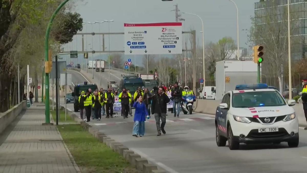 Huelga de transporte: camioneros cortan la Ronda Litoral en Barcelona