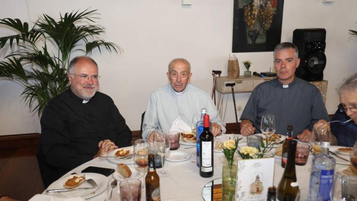 José Crespo, en el centro, durante la comida de confraternidad.