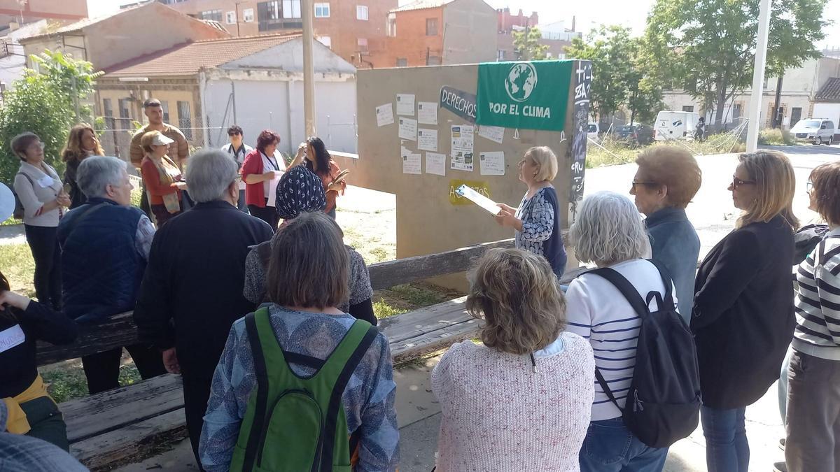 Uno de los paseos por el barrio del Oliver de Zaragoza amparados por la cooperativa Bezindalla.