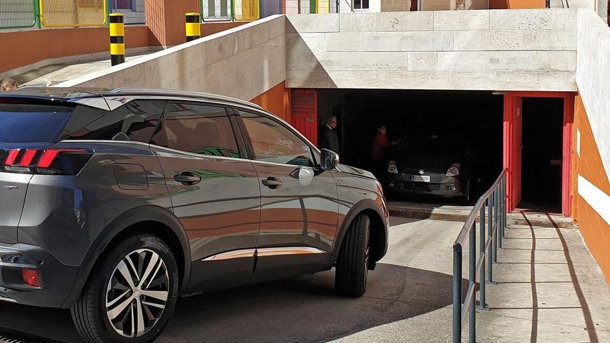 Dos vehículos en el acceso a un garaje en Vigo.
