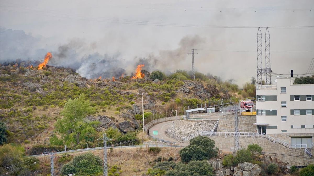el miedo de los vecinos de Ricobayo ante el fuego y un ambiente “irrespirable”