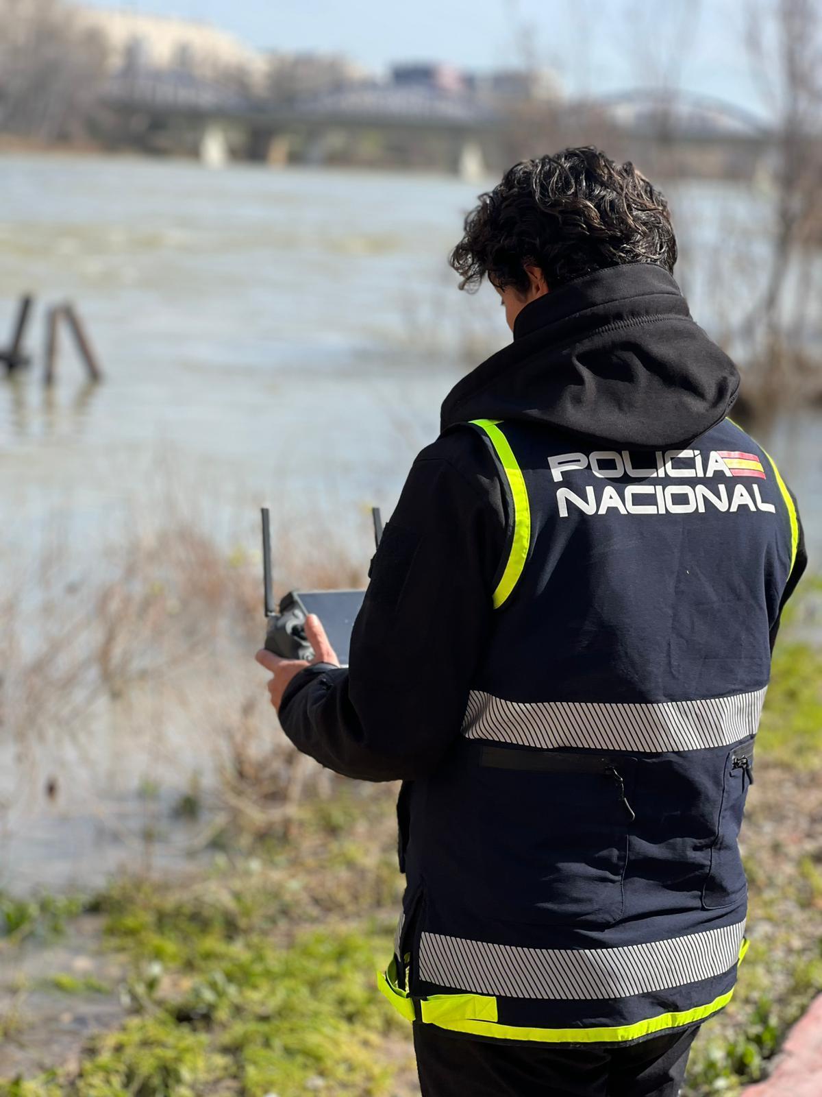 Un agente controla uno de los drones.