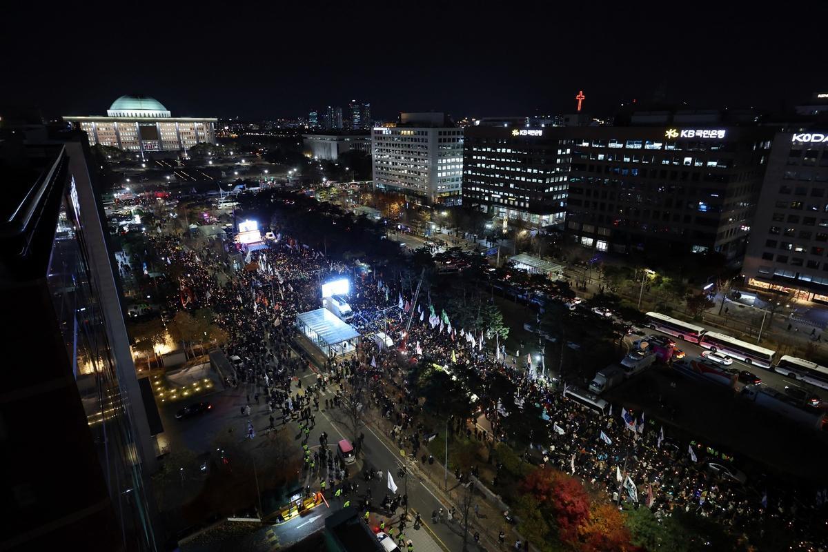 Manifestación a favor del impeachment del presidente de Corea del Sur, Yoon Suk-yeol, frente a la Asamblea Nacional.