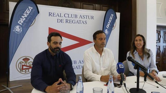 Por la izquierda, Víctor Verdú, Guillermo Marqués y Ángela Pumariega, ayer en el Club de Regatas.