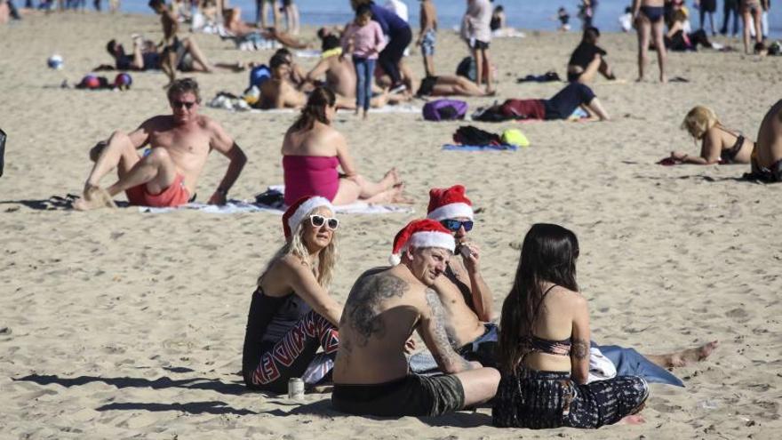 Turistas en la playa del Postiguet en diciembre del año pasado.