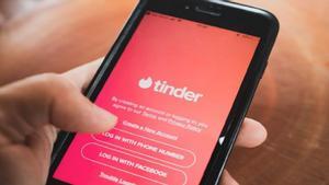 ¿Cómo descubrir si un usuario te miente a través de Tinder u otra app de citas?