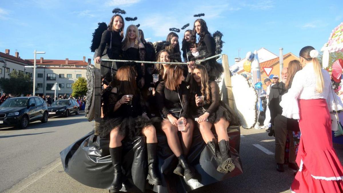 Jóvenes isleñas en el desfile celebrado ayer en su pueblo. |   //  NOÉ PARGA