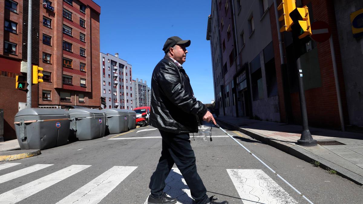 Andrés Mayor caminando por Gijón.