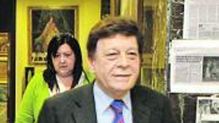 El notario Ángel Torres.
