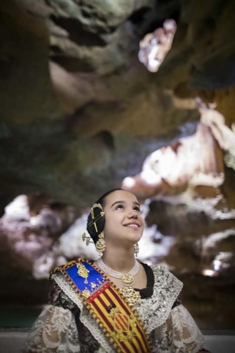 Visita de la fallera mayor infantil y la corte de honor a les Coves de Sant Josep