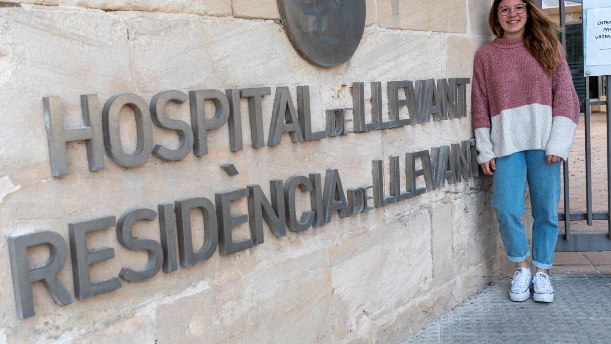 Maria AntÃ²nia Gomila posa en la entrada del Hospital de Llevant.