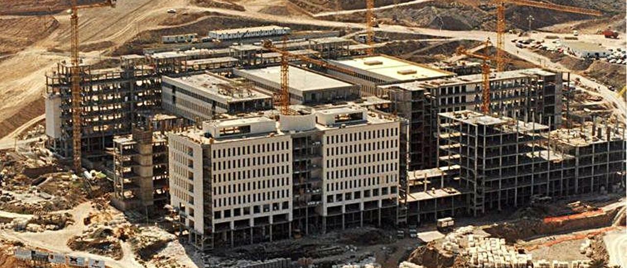 Vista aérea de las obras del actual Hospital Universitario de Gran Canaria Doctor Negrín, a finales del pasado siglo.