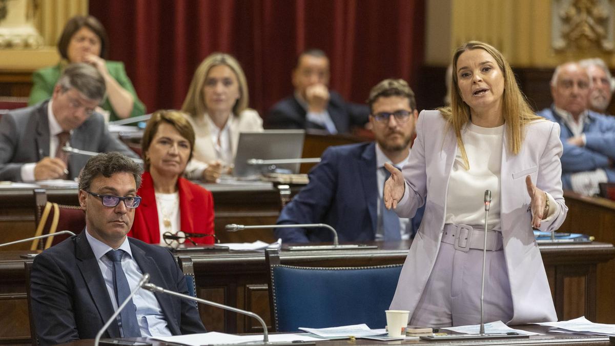 La presidenta Marga Prohens durante una intervención en el Parlament balear.