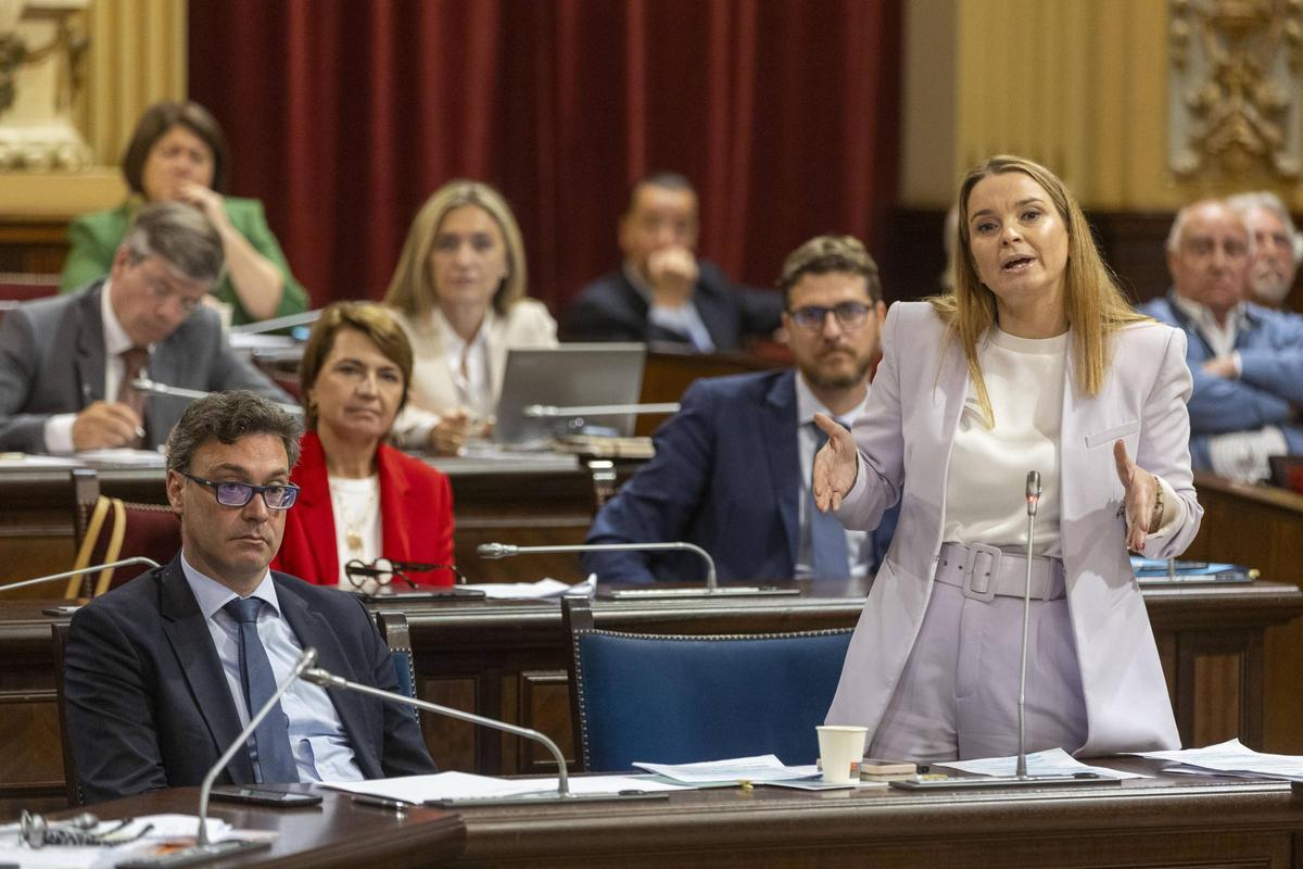 La presidenta Marga Prohens durante una intervención en el Parlament balear.