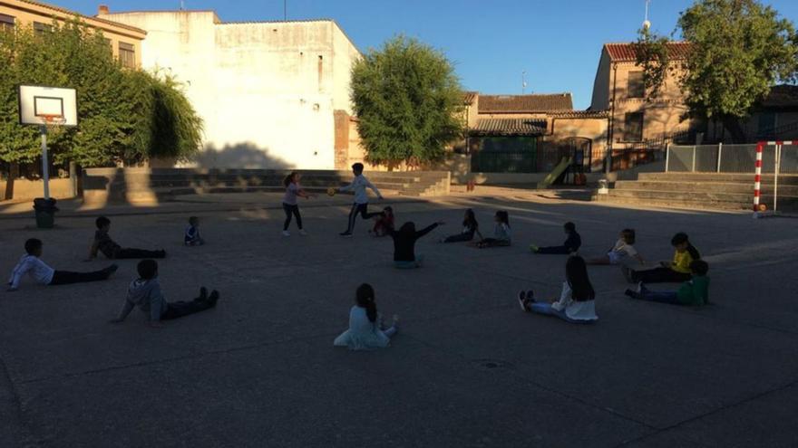 Los niños y niñas jugando en el patio. | Cedida.