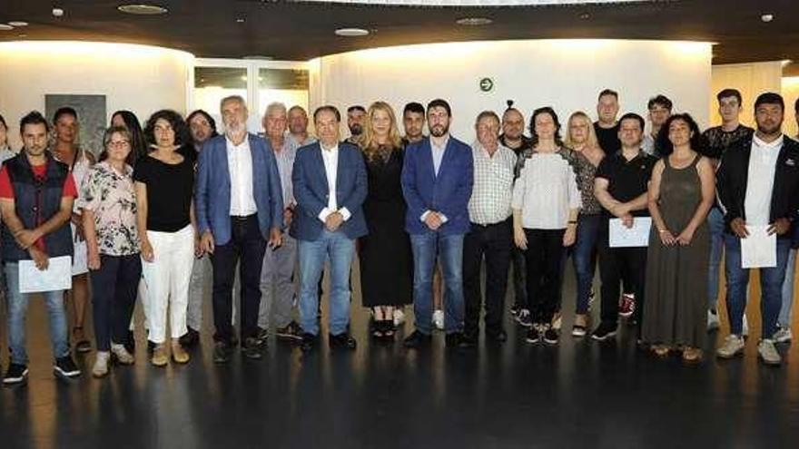 Foto de famiiia de los alumnos y del equipo docente de Foresta Lalín con políticos y representantes de las cuatro comunidades de montes. // Bernabé/Javier Lalin