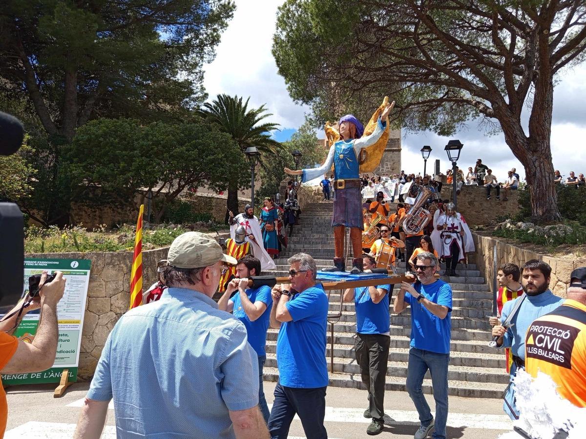 Descenso del ángel por las escaleras del castillo.