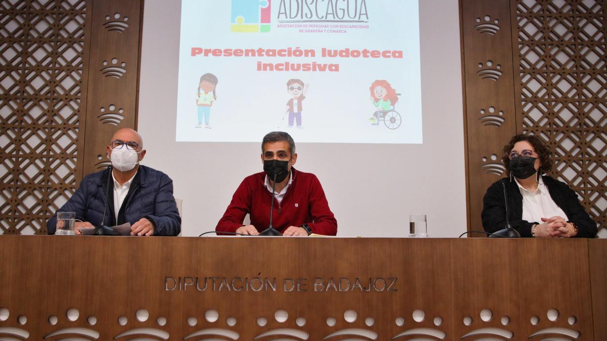 Asistentes a la rueda de prensa de presentación de la ludoteca inclusiva, ayer.