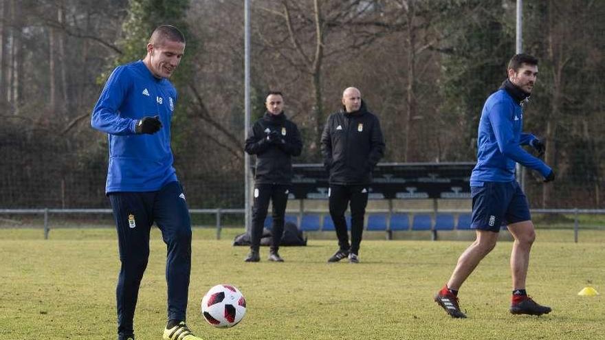 Lolo, ayer, en el entrenamiento del Vetusta, con Lucas Ahijado, a la derecha, y Alberto Martínez (preparador físico) y Javi Rozada (entrenador del Vetusta), al fondo.