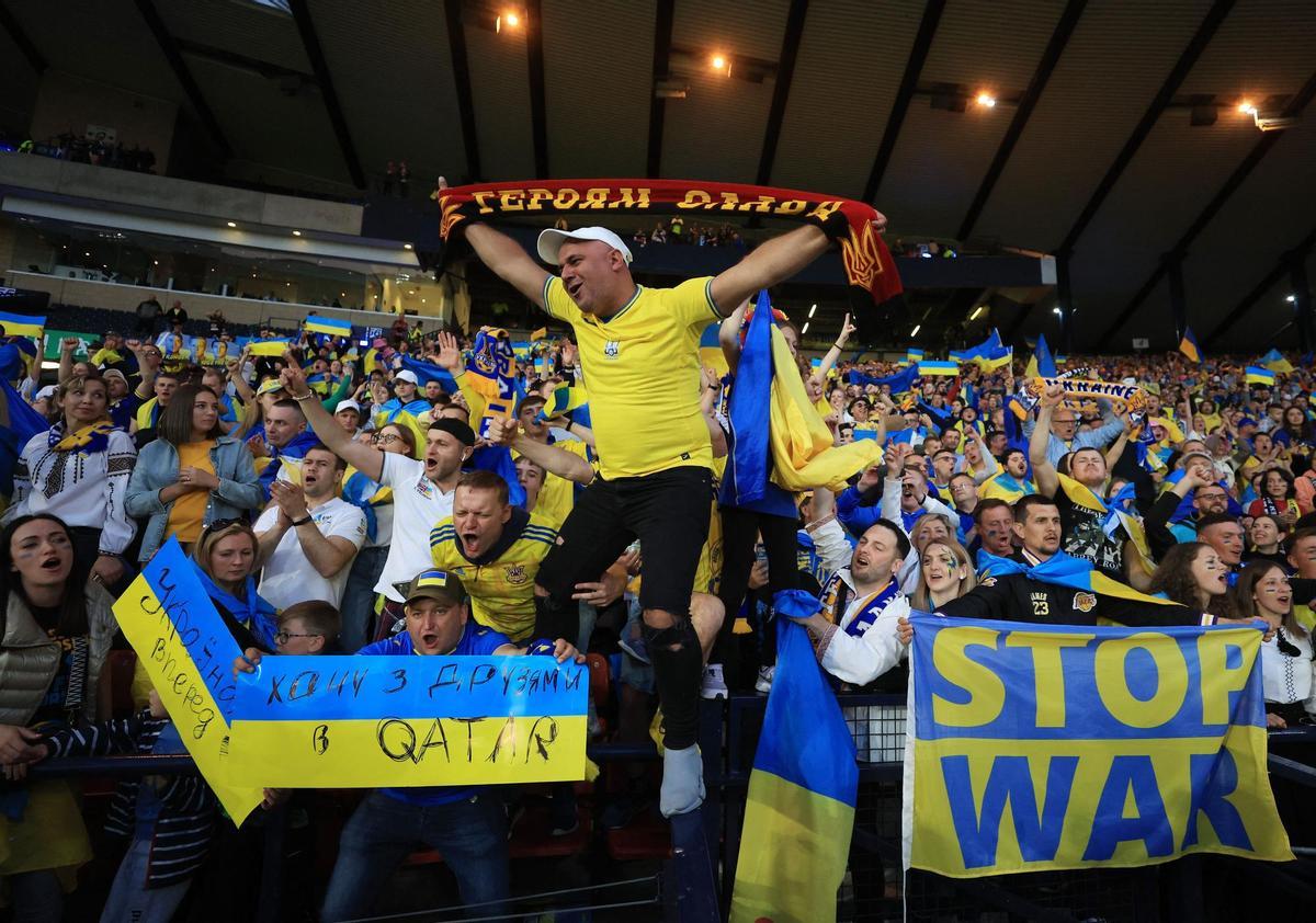 Aficionados ucranianos en las gradas de Wembley.